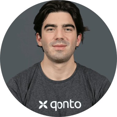 Alexandre Monjol, smiling at the camera wearing a Qonto t-shirt